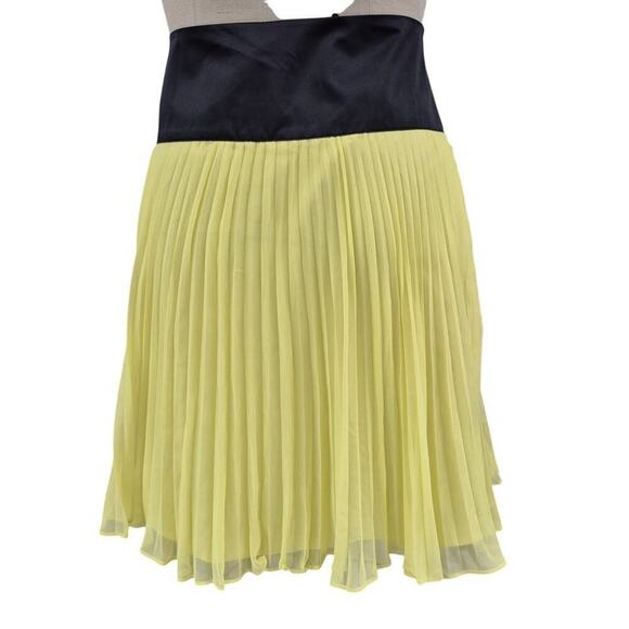 NWT The Limited  100% Polyester Yellow Pleated Skirt Lining Black Waistband Sz L - Picture 3 of 4
